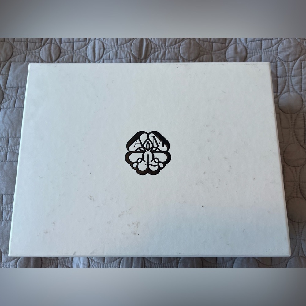 Alexander McQueen White Box - Picture 6 of 15